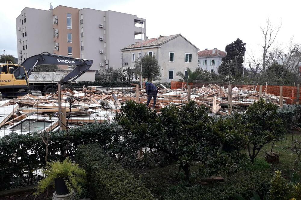 Baraka Crvenog krsta srušena, Foto: Siniša Luković