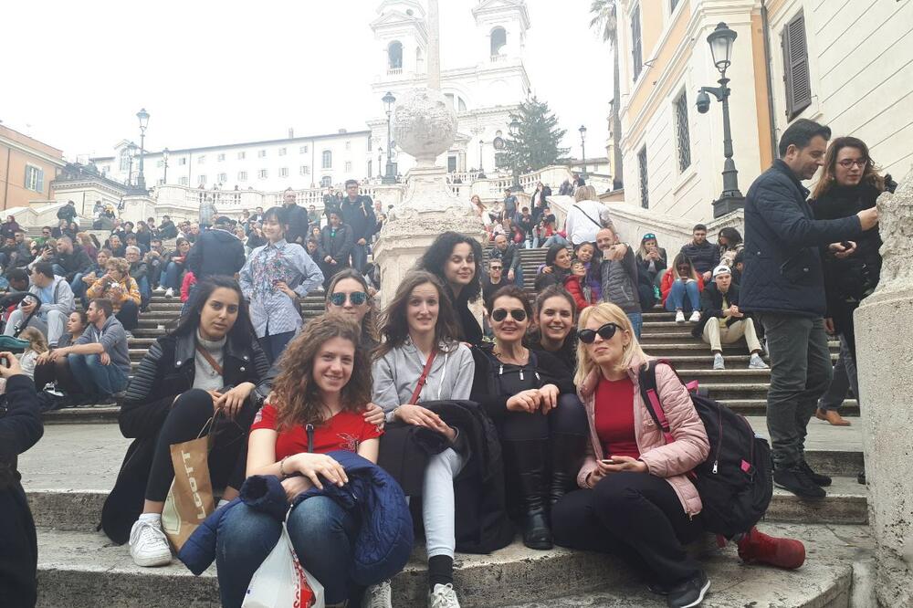 Pokazale sjajno poznavanje francuskog jezika: Učenice "Sergej Stanić", Foto: "Sergej Stanić"