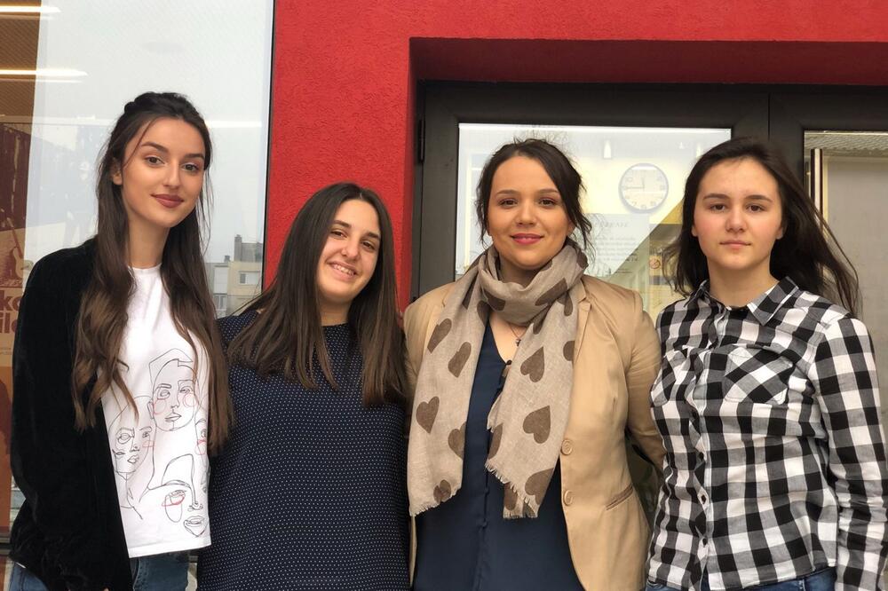 Mentorka profesorica Milena  Matunović sa učenicama, Foto: Privatna arhiva