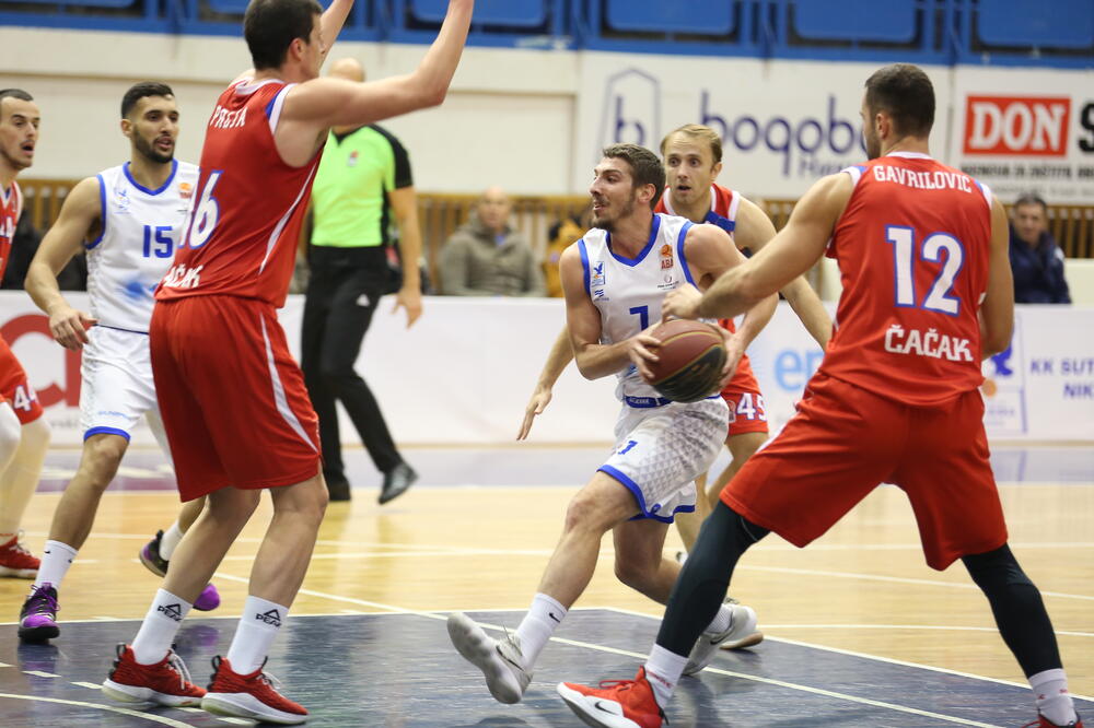 Draško Knežević na meču sa Borcem u Nikšiću (Foto: KK Sutjeska/Miloš Zvicer)