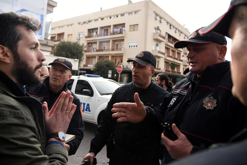 Hodžić sa policijom, Foto: Boris Pejović