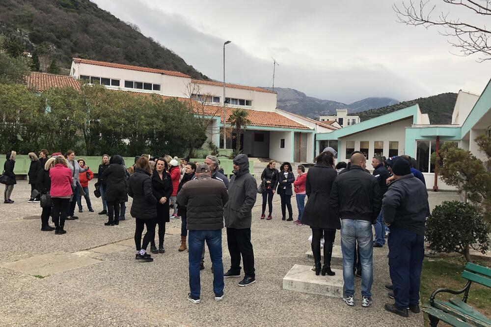 Roditelji jutros ispred Osnovne škole "Mirko Srzentić", Foto: Vuk Lajović