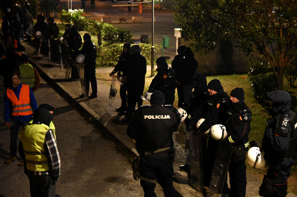 “Pristalice opozicije privođene informativno”: Sa protesta, Foto: Boris Pejović