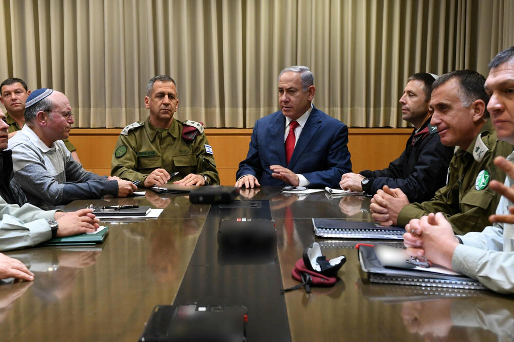 Netanjahu sa vojnim zvaničnicima, Foto: Reuters