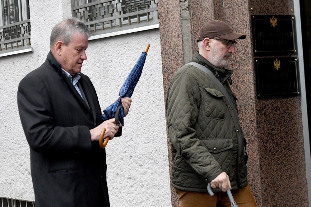Pavićević i advokat Dušan Lukšić juče ispred suda, Foto: Savo Prelević