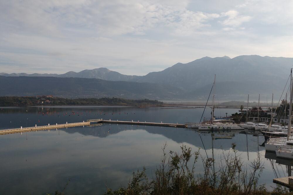 Nelegalno postavljeni plutajući gatovi - Solila, Foto: Siniša Luković
