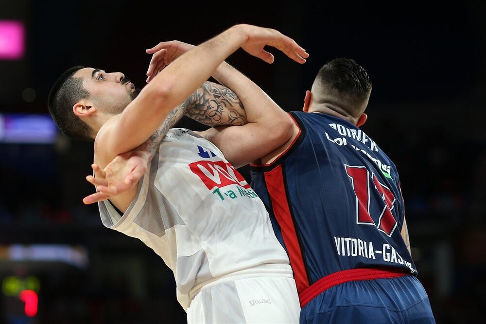 Povrijedio se u 34. minutu: Goga Bitadze u duelu sa Vensanom Puarijeom, Foto: Euroleague