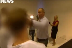 VIDEO Australijski senator udario čovjeka koji ga je gađao jajetom