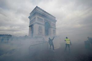 Ponovo sukobi "Žutih prsluka" i policije u Parizu
