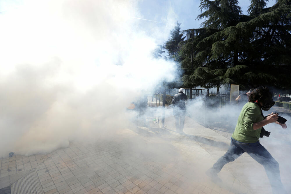 Policija bacila suzavac, Foto: Reuters