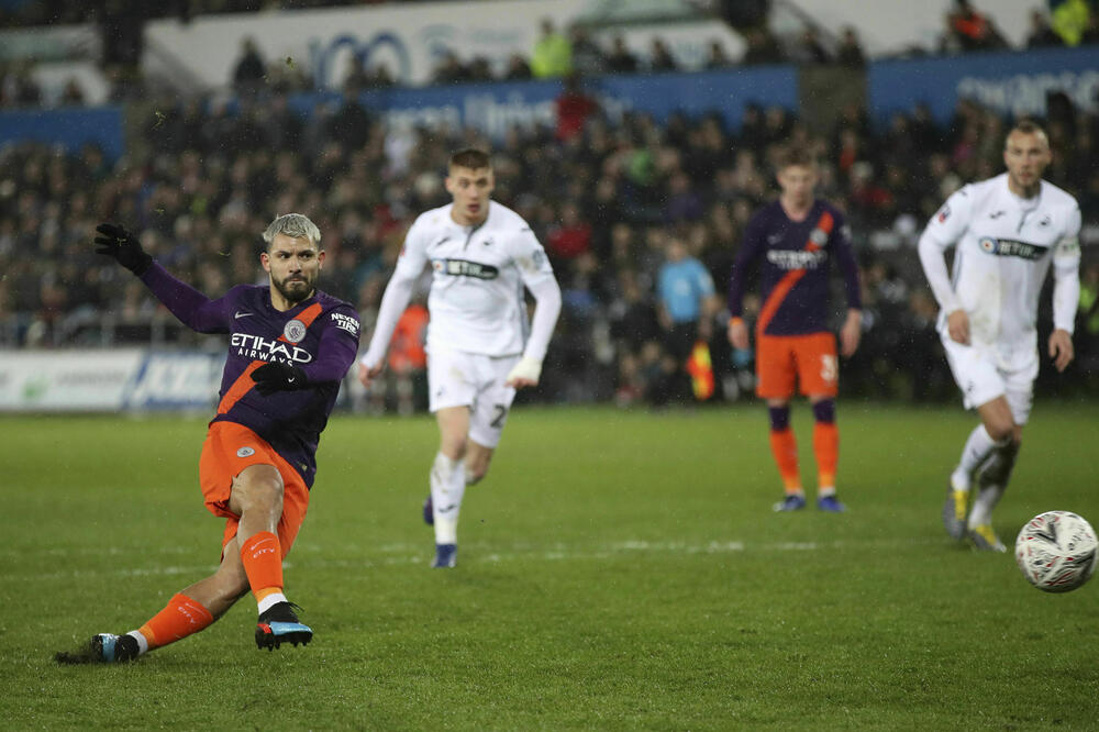 Aguero je pretvorio u zlato čak i promašen pena, Foto: Nick Potts