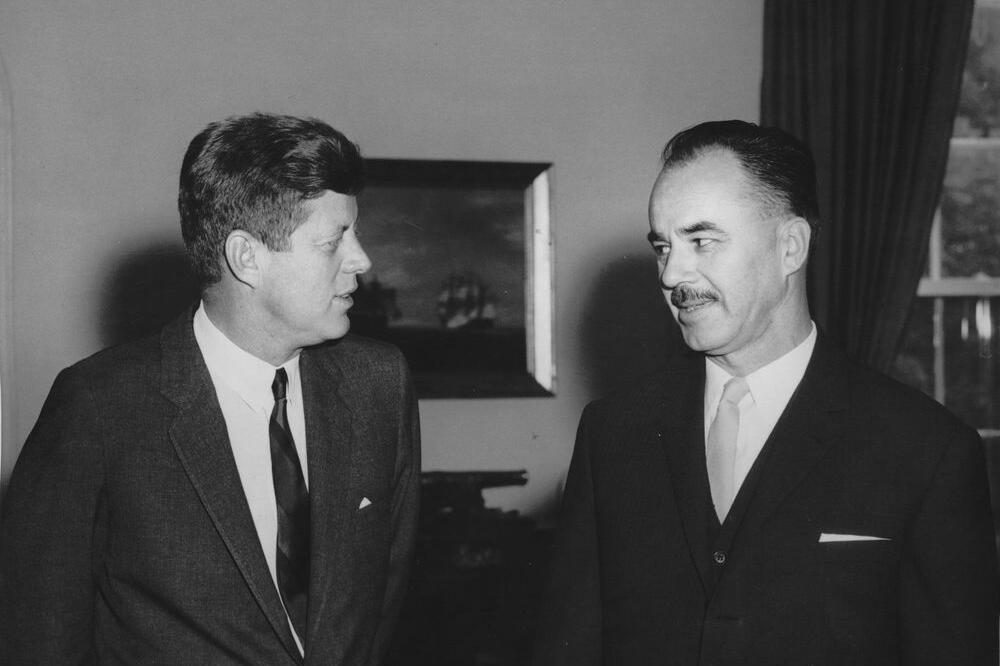 Ambasador Mićunović sa Kenedijem, Foto: Jfk Library