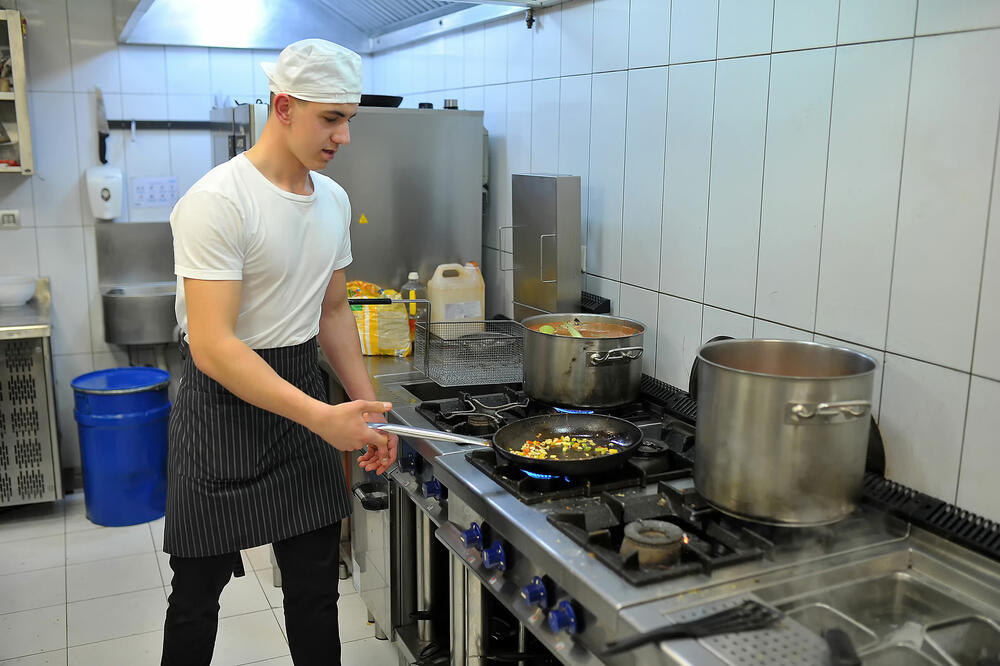 Dualno obrazovanje podrazumijeva paralelno učenje u stručnoj školi i obučavanje kod poslodavaca uz naknadu, Foto: Ministarstvo prosvjete