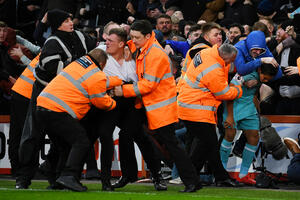 I dječak od 14 godina uhapšen zbog ulaska na teren