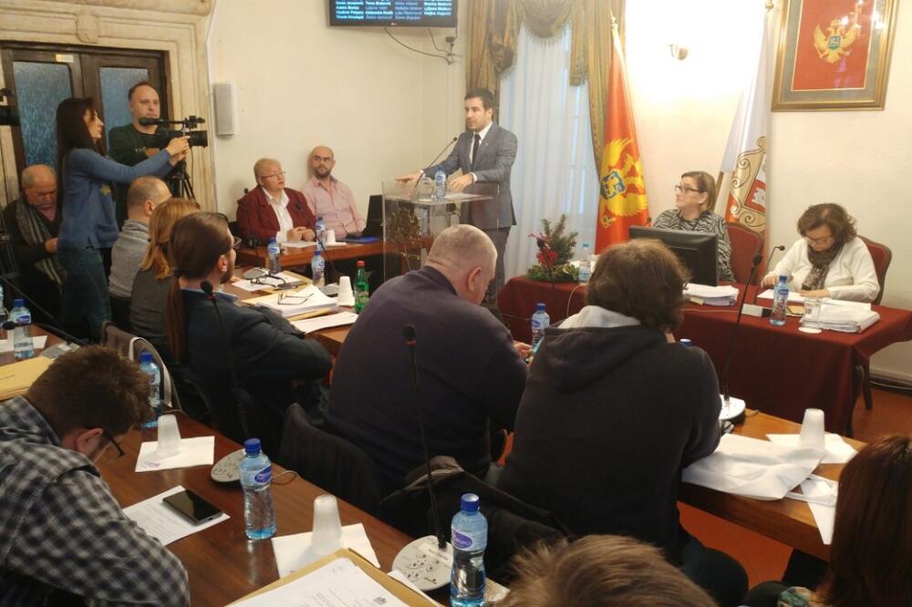 Koncesioni ugovor podjelio vlast: Sa sjednice SO Kotor, Foto: Siniša Luković