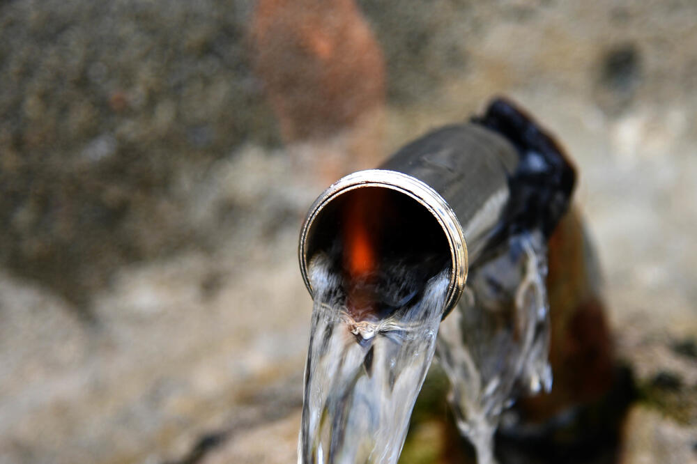 Petrolejska voda koju predstavljaju kao ljekovitu za najteže bolesti, Foto: Boris Pejović