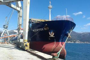 Iz Bijele isplovio brod sa gritom