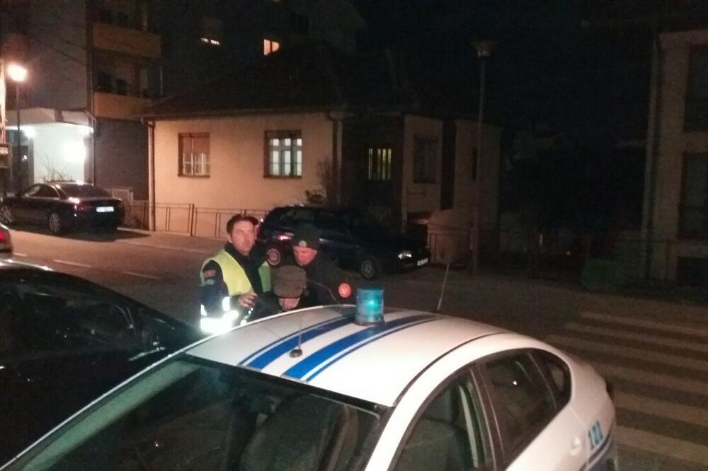 Jedan od osumnjičenih sa policijom, Foto: Jadranka Ćetković