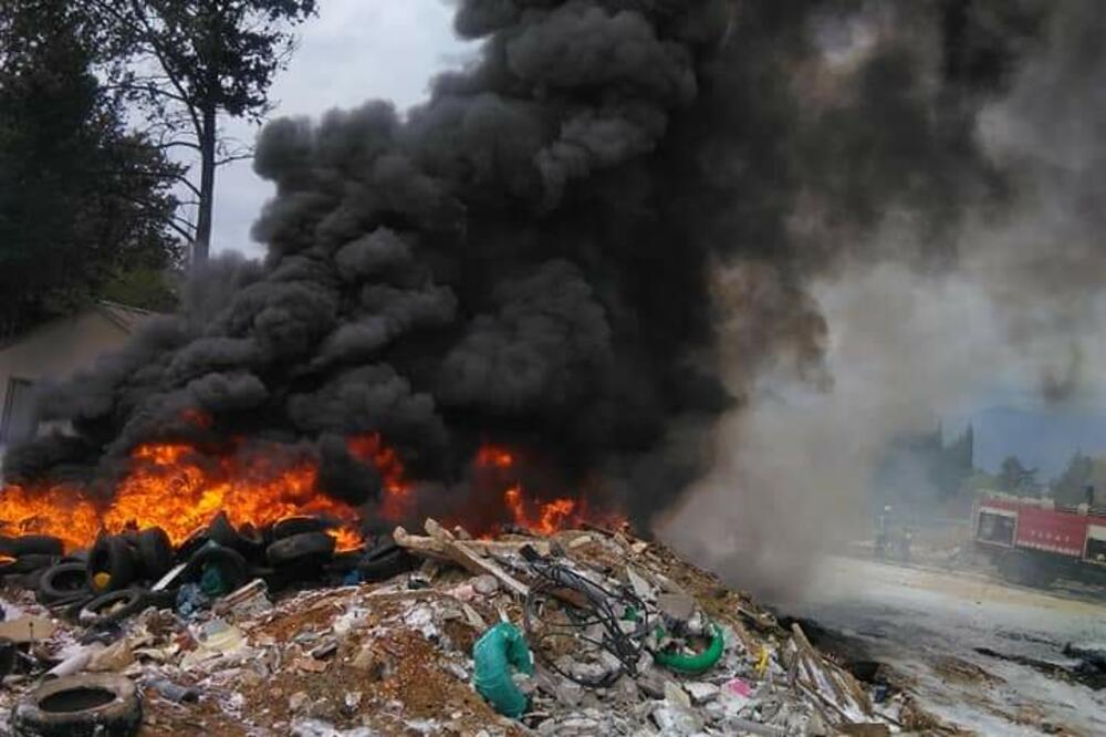 Požar na nelegalnoj deponiji u Tivtu, Foto: Građanski pokret URA
