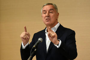 Saracin: Njemačka mora opomenuti Đukanovića