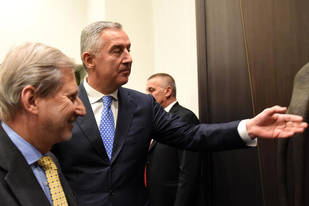 Pismo upućeno i evropskom komesaru: Han i Đukanović, Foto: Boris Pejović