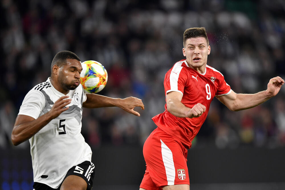 Luka Jović u duelu sa Džonatanom Tahom, Foto: AP