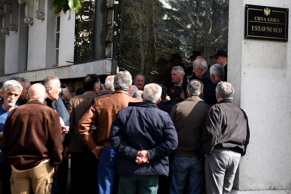 Godinama traže 77 plata: Dakićevici ispred Ustavnog suda, Foto: Savo Prelević