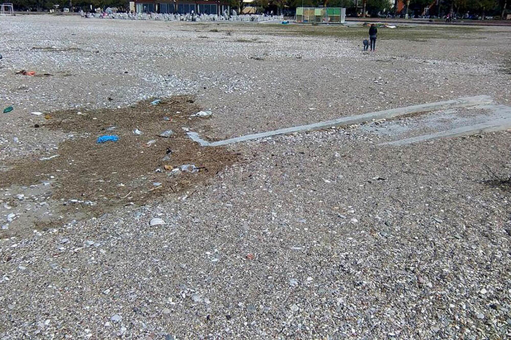 Zatrpana rampa na plaži u Baru, Foto: Radomir Petrić