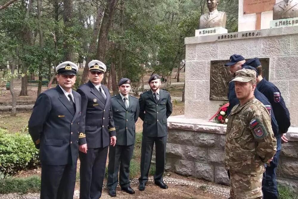 Posada "Triglava" odaje počast na spomeniku Spasiću i Mašeri, Foto: Siniša Luković