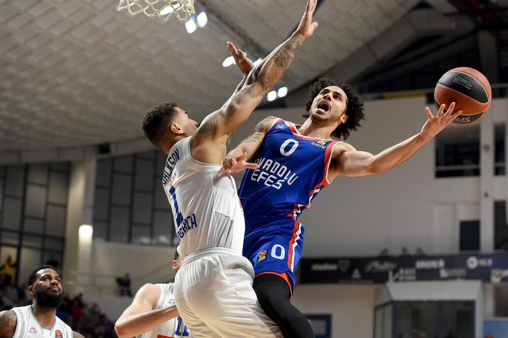 Šejn Larkin u duelu sa Edvinom Džeksonom, Foto: Euroleague