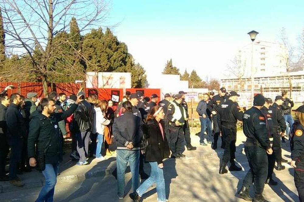 Policija na gradilištu novog vrtića u Baru, Foto: Radomir Petrić