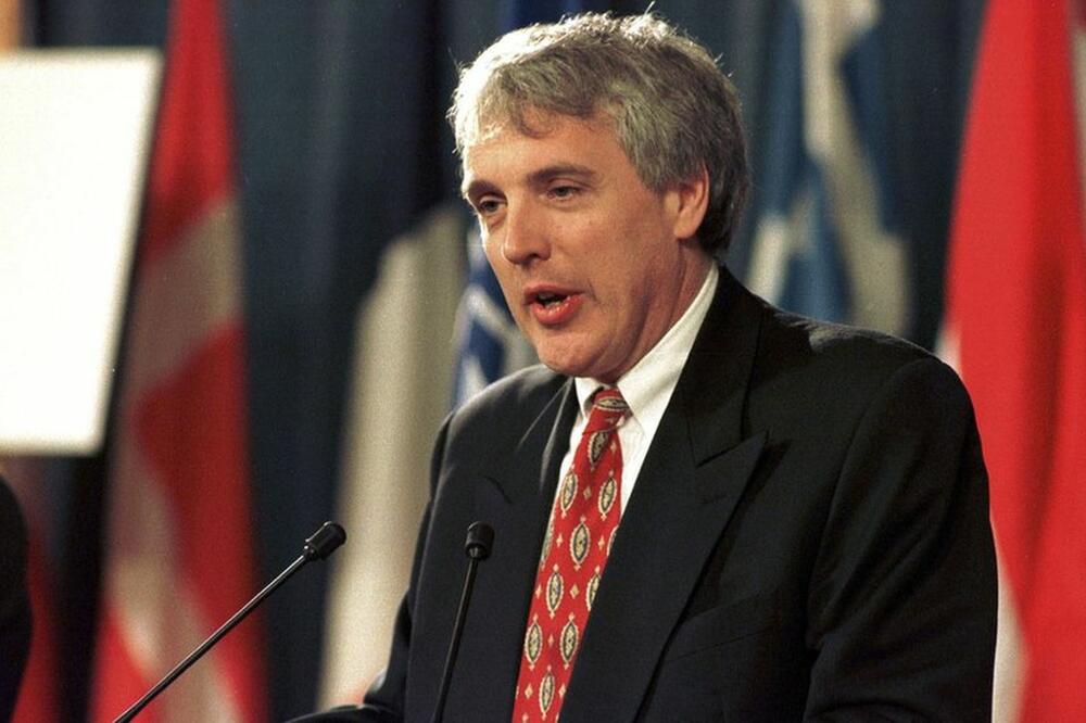 Džejmi Šej na radnom mestu - za govornicom portparola NATO-a, drugog dana bombardovanja Jugoslavije 1999. godine, Foto: BBC