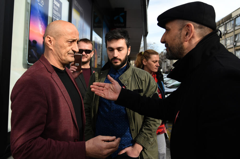 Morao je da pokaže legitimaciju: Popović, Foto: Boris Pejović