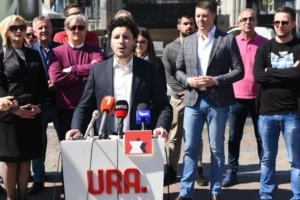 Pres URE na Trgu nezavisnosti: Abazović, Foto: Savo Prelević