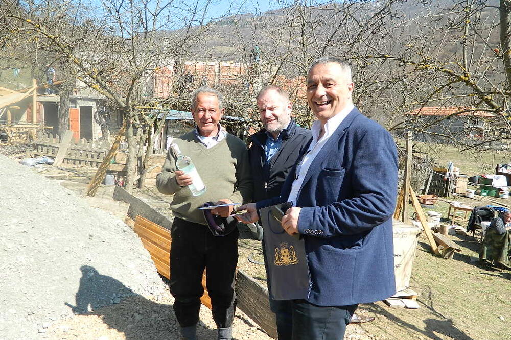 Uručivanje pomoći Đekićima, Foto: Tufik Softić