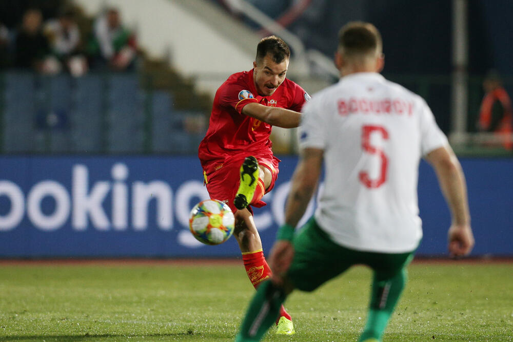 Stefan Mugoša postiže gol za Crnu Goru, Foto: Reuters