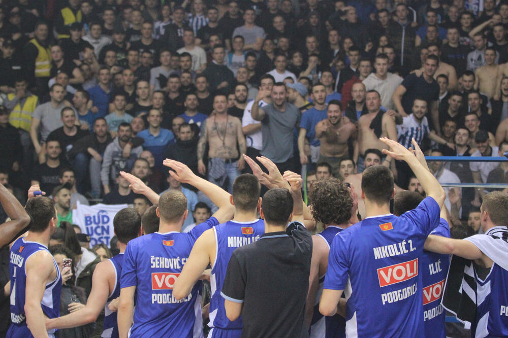 Slavlje igrača i navijača nakon prošlogodišnjeg plasmana u finale plej-ofa ABA lige, Foto: Filip Roganović