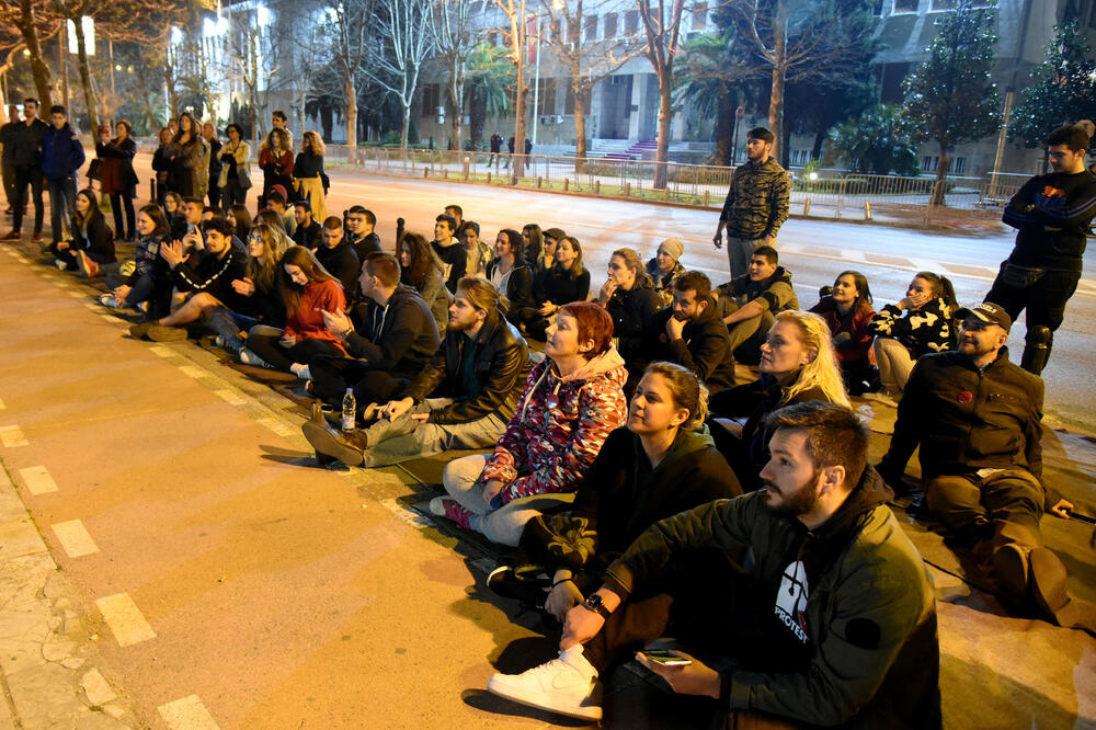 Večeras pred Skupštinom, Foto: Boris Pejović