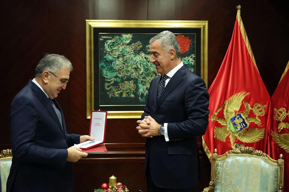 Đukanović uručuje medalju za zasluge bivšem ambasadoru Turske Serhatu Galipu, Foto: Predsjednik.me