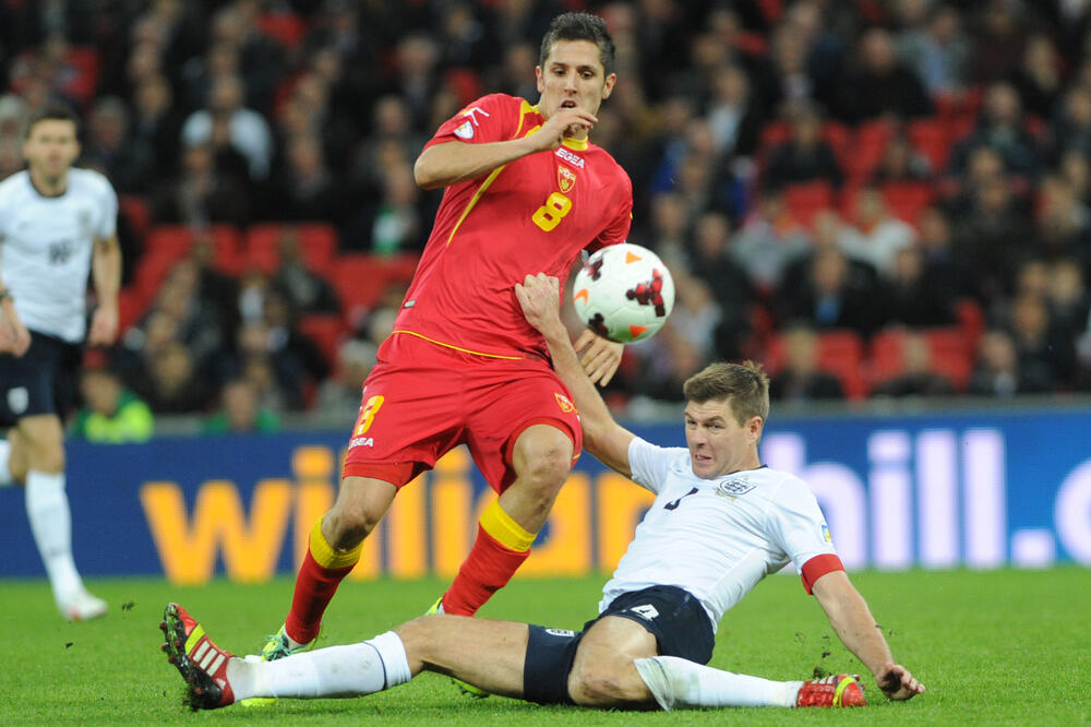 Jovetić u duelu sa Stivenom Džerardom na “Vembliju” u oktobru 2013. godine, Foto: Savo Prelević