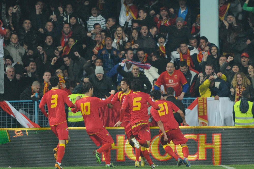 Crnogorski fudbaleri i navijači slave gol protiv Engleske 2013, Foto: Savo Prelević