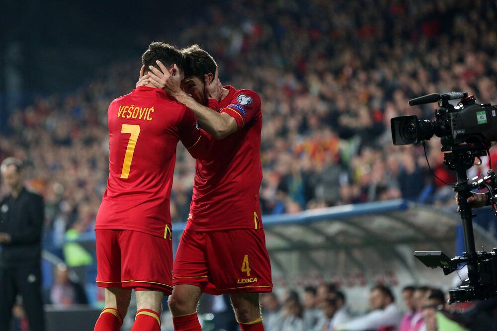 Slavlje naših fudbalera nakon gola Vešovića, Foto: Filip Roganović