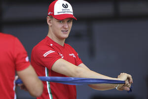 Šumaher opet u bolidu Ferarija