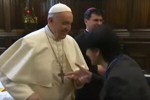 VIDEO Papa izmiče ruku pred vjernicima, ne želi da mu poljube...