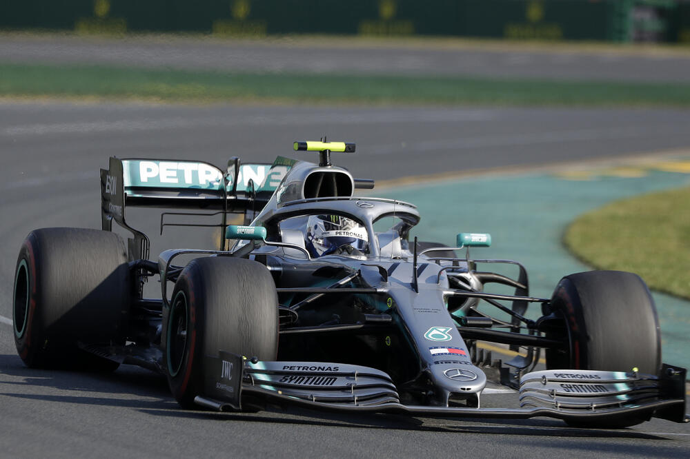 Mercedes driver Valtteri Bottas of Finland goes through turn 2 as he leads during the Australian Formula 1 Grand Prix in Melbourne, Australia, Sunday, March 17, 2019. (AP Photo/Rick Rycroft), Foto: Rick Rycroft/AP