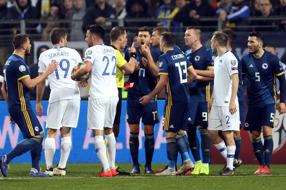 Momenat nakon što je Pjanić dobio crveni karton, Foto: Reuters