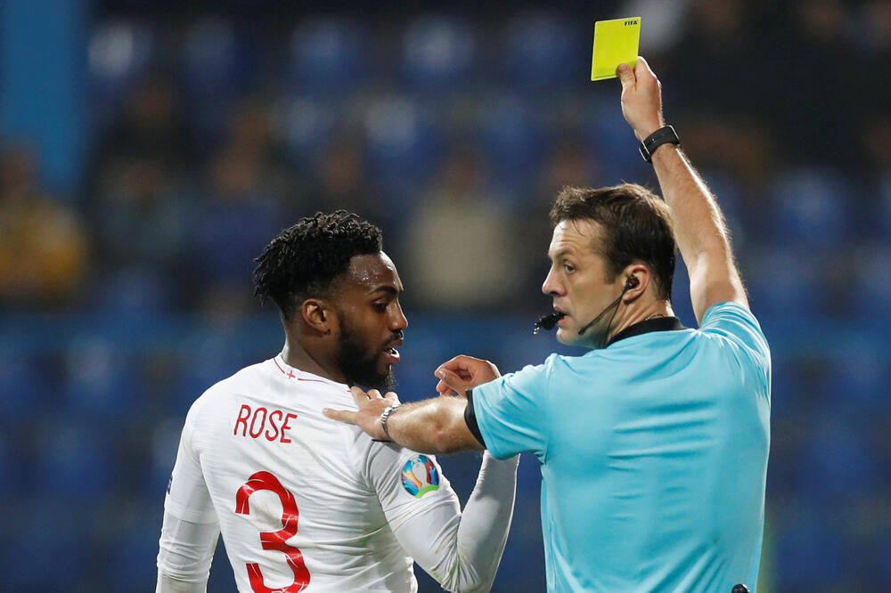 Momenat kada su se čuli rasistički povici: Sudija Kulbakov pokazuje žuti karton Rouzu nakon starta nad Boljevićem, Foto: Reuters