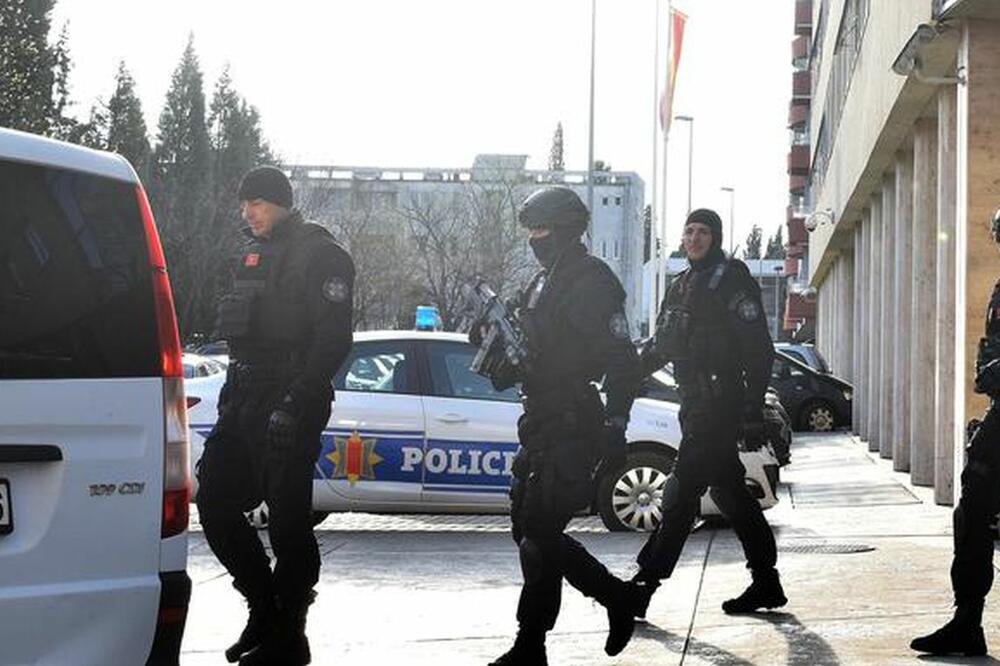 Ispred CB Podgorica, Foto: Zoran Đurić