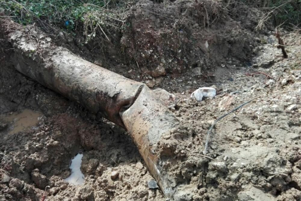 Oštećenje čeličnog cjevovoda kod naselja Svinjšte u Budvi, Foto: Regionalni vodovod