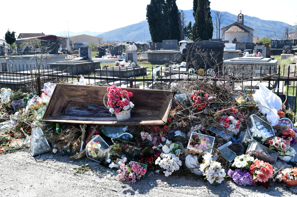 Ruglo pored kapije groblja u Tološima, Foto: Luka Zeković